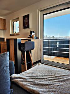 a bedroom with a desk and a window with a view at Lions Place Premium Apartments EXECUTIVE Luxus PENTHOUSE inklusive SPA in Heidenheim an der Brenz