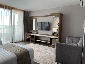 TV in/ali zabaviščno središče v nastanitvi Tabebuya Resto & Resort