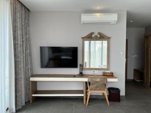 TV in/ali zabaviščno središče v nastanitvi Tabebuya Resto & Resort