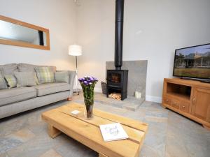 A seating area at 2 Bed in Croes-y-pant 58962