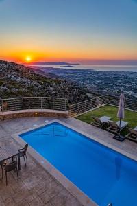 uma grande piscina com um pôr-do-sol ao fundo em Apartment Lia with private eco pool - Amazing view em Chania Town