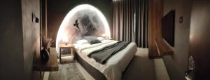 ein Schlafzimmer mit einem Bett in einem Zimmer mit Fenster in der Unterkunft Star Room in Ras al Khaimah