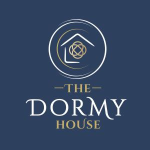 um logótipo para a casa sonolenta em The Dormy House em Tenby