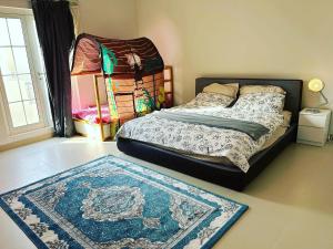 um quarto com uma cama com um tapete no chão em فلة التاله مدينة الملك عبدالله الاقتصادية للعوائل فقط قريبه من النادى التأله استخدام النادى em King Abdullah Economic City