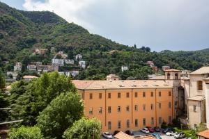 산 경관 또는 아파트에서 바라본 산 전망