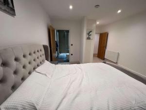 a bedroom with a large white bed in a room at Impeccable 2-Bed Apartment in Erith in Erith