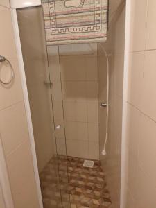 y baño con ducha y puerta de cristal. en Moradas Vô Ary, en Garopaba