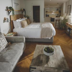 Everything Retreat في Mellor: غرفة معيشة مع سرير كبير وأريكة