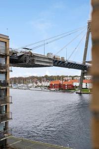 eine Brücke über einen Wasserkörper mit einem Fluss in der Unterkunft Leilighet i Stavanger in Stavanger