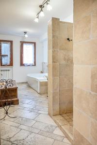 uma ampla casa de banho com um chuveiro e uma banheira em SE030 - Senigallia, elegante appartamento nel centro storico em Senigallia