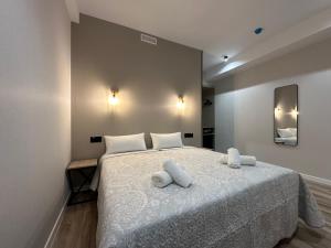 una camera da letto con un letto e due asciugamani di CC Opera Suites a Madrid