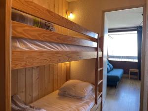 ein Zimmer mit zwei Etagenbetten und einem Durchgang in der Unterkunft Charmant Studio 4 Pers avec Balcons, Parking et Accès Direct aux Pistes – Montgenèvre - FR-1-330D-47 in Montgenèvre