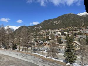 ein Dorf in den Bergen mit Schnee auf dem Boden in der Unterkunft Charmant Studio 4 Pers avec Balcons, Parking et Accès Direct aux Pistes – Montgenèvre - FR-1-330D-47 in Montgenèvre
