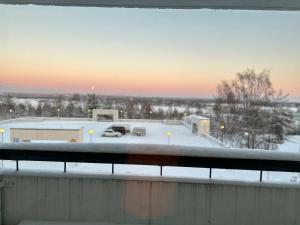 uitzicht op een parkeerplaats in de sneeuw bij Keskustan tilava kaksio in Rovaniemi