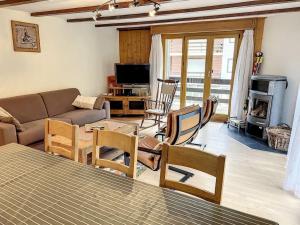 een woonkamer met een bank en een tafel en stoelen bij Tzoumaz Mountain Retreat in La Tzoumaz