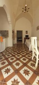 ガリポリにあるLe Perle dello Jonio IIのベッドルーム1室(ベッド1台、テーブル、椅子付)