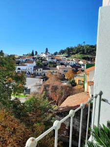 uma vista para a cidade a partir de uma varanda de um edifício em Casa Malva - Traditional townhouse apartment em Monchique