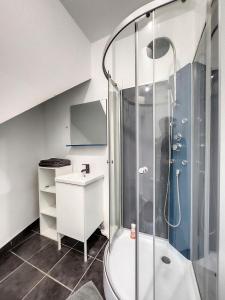 Un baño con ducha, inodoro y lavabo. en La loge du Paul B, en Nantes