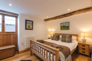 Schlafzimmer mit einem Bett und einem Fenster in der Unterkunft ryton grange hay barn sleeps 6 in Shrewsbury