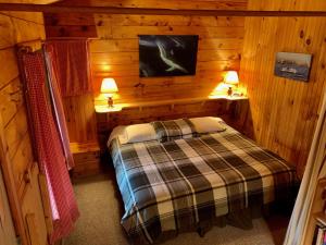 a bedroom with a bed in a log cabin at Vipilodge in Janvrin Island
