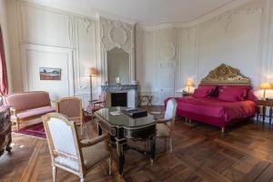 1 dormitorio con 1 cama, mesa y sillas en Château de Mercuès en Mercuès