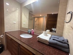 Ein Badezimmer in der Unterkunft View Talay Residence 4 Jomtien Beach 56 Sqm big balcony pool view