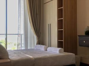 um quarto com uma cama com duas toalhas em Elevate Eden by PropertyBoutique em Colombo