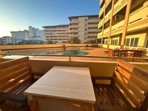 Balkón nebo terasa v ubytování View Talay Residence 4 Jomtien Beach 56 Sqm big balcony pool view