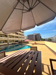Der Swimmingpool an oder in der Nähe von View Talay Residence 4 Jomtien Beach 56 Sqm big balcony pool view