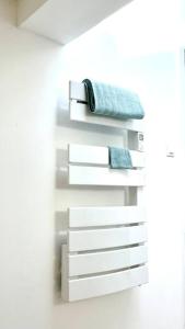 a stack of white shelves with a blue towel on them at Amy 4 in Tarascon