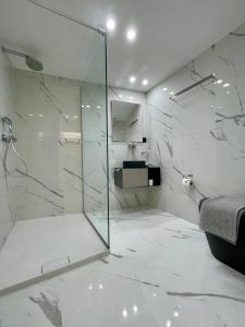 uma casa de banho com uma cabina de duche em vidro e um lavatório. em TALEDA Apartments - Modern Apartments & Self Checkin in the Old Town em Lugano