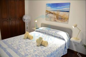 - une chambre avec un lit doté de 2 oreillers jaunes dans l'établissement BLife Julya private rooms, à Faro