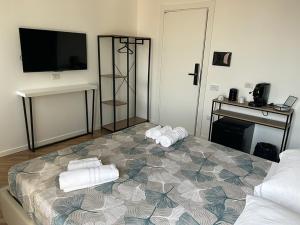 a bedroom with a bed with towels on it at ATTICO33 in Naples