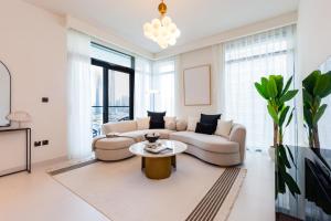 TV a/nebo společenská místnost v ubytování Stunning 2BR with Private Beach Access