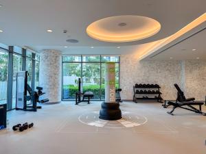 Fitness centrum a/nebo fitness zařízení v ubytování Stunning 2BR with Private Beach Access