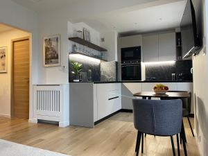 Kjøkken eller kjøkkenkrok på Luxury Top Floor Apartment with terrace - Beaulieu Sur Mer