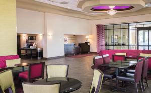 um restaurante com mesas e cadeiras num quarto em Orlando Palms em Orlando