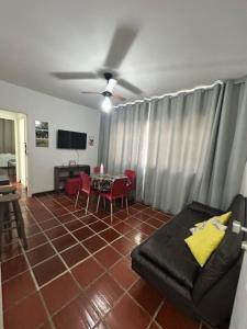 sala de estar con sofá y mesa en Apartamento Guaruja Enseada, en Guarujá