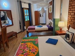 シギリヤにあるザ ネイチャー パーク ヴィラのベッド2台とリビングルームが備わる客室です。