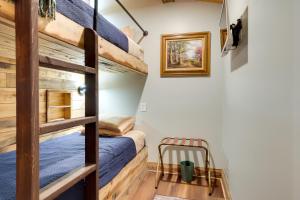 Двох'ярусне ліжко або двоярусні ліжка в номері Unique Stay on Harrison Hills Trails with Sauna!