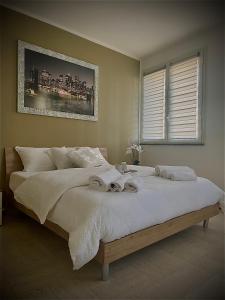 1 dormitorio con 1 cama grande y toallas. en Civico 31 en Vercelli