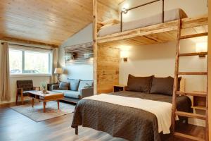 een slaapkamer met een stapelbed en een woonkamer bij Cozy Tomahawk Studio On Harrison Hills Trails! in Tomahawk