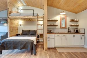 een slaapkamer met een stapelbed en een keuken bij Cozy Tomahawk Studio On Harrison Hills Trails! in Tomahawk