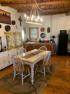 eine Küche mit einem Tisch und Stühlen im Zimmer in der Unterkunft Casita at St Francis Hatch NM in Hatch