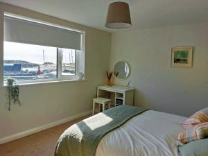 Llit o llits en una habitació de Craig View Fishermans Cottage nr Harbour and Beach
