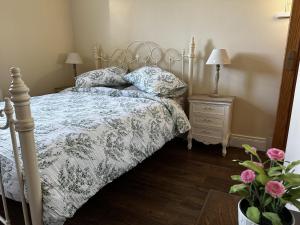 1 dormitorio con 1 cama y 2 almohadas en Cosy barn conversion in the Mournes, en Newry