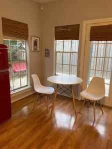 een woonkamer met een tafel en 2 stoelen bij Stylish Studio in Montrose - The Italian Plaza in Houston