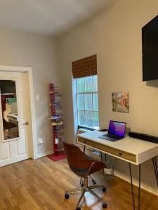 een kamer met een bureau en een laptop. bij Stylish Studio in Montrose - The Italian Plaza in Houston