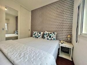 a bedroom with a large white bed and a wall at Flat Funchal JK Limpeza Diária, Internet 300mb in Sao Paulo +20 photos