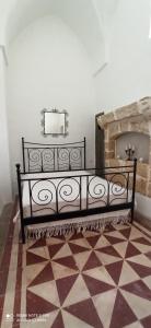 ガリポリにあるLe Perle dello Jonio IIの暖炉付きの部屋の黒いベッド1台